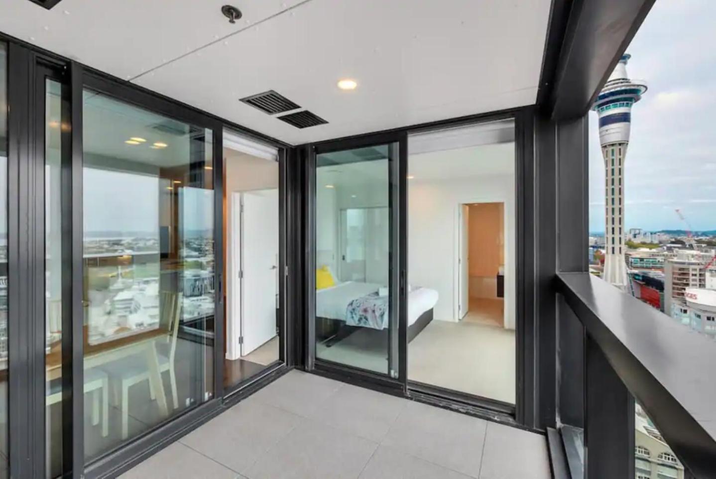 Top Floor Harbour View And Skytower View Apartment In Cbd Окленд Экстерьер фото